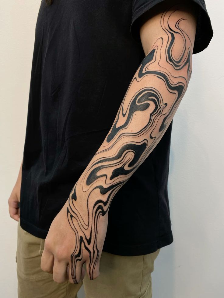 Tatouage abstrait bras.