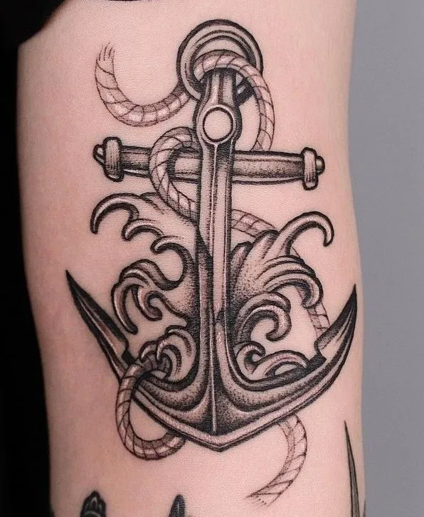 Tatouage d'ancre marine avec de l'eau en arrière plan