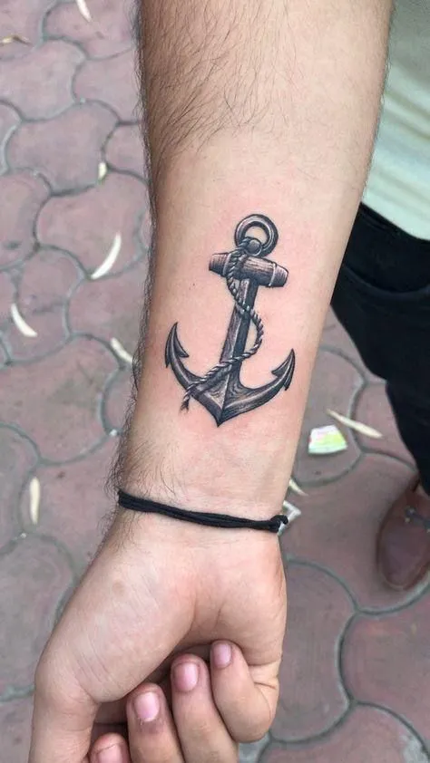 Tatouage ancre marin avec une corde