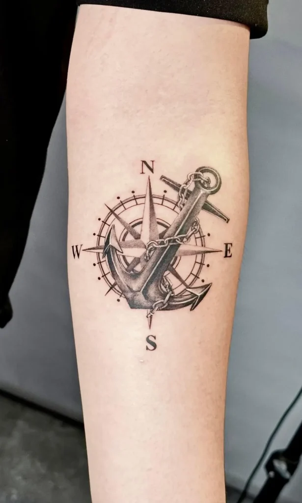 Un tatouage d'une ancre de marin sur le coude