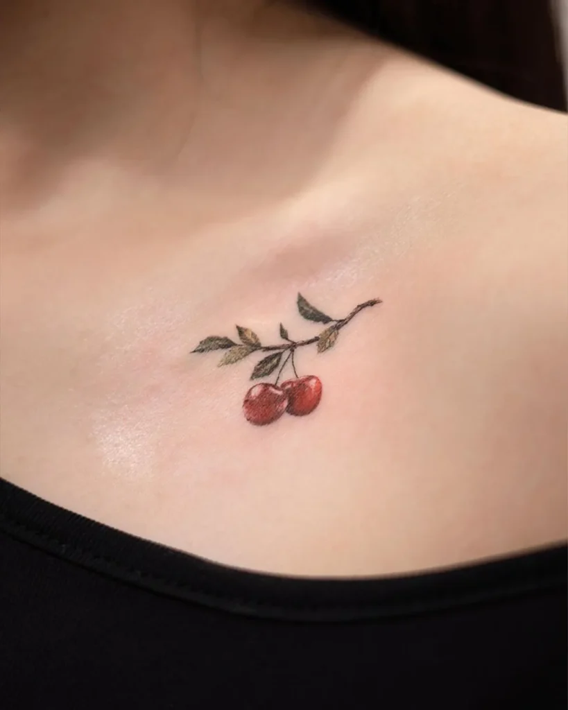 Tatouage d'une grappe de cerise à la clavicule