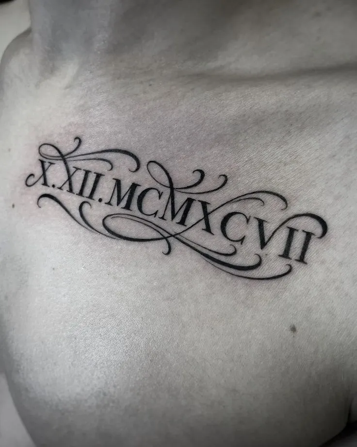 Tatouage chiffre romain sur poitrine homme