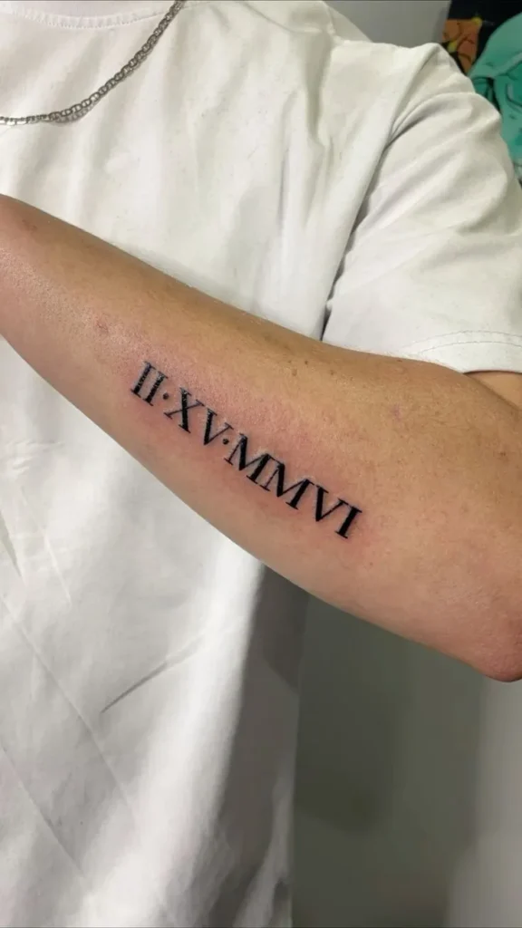 Tatouage chiffre romain sur l'avant bras homme