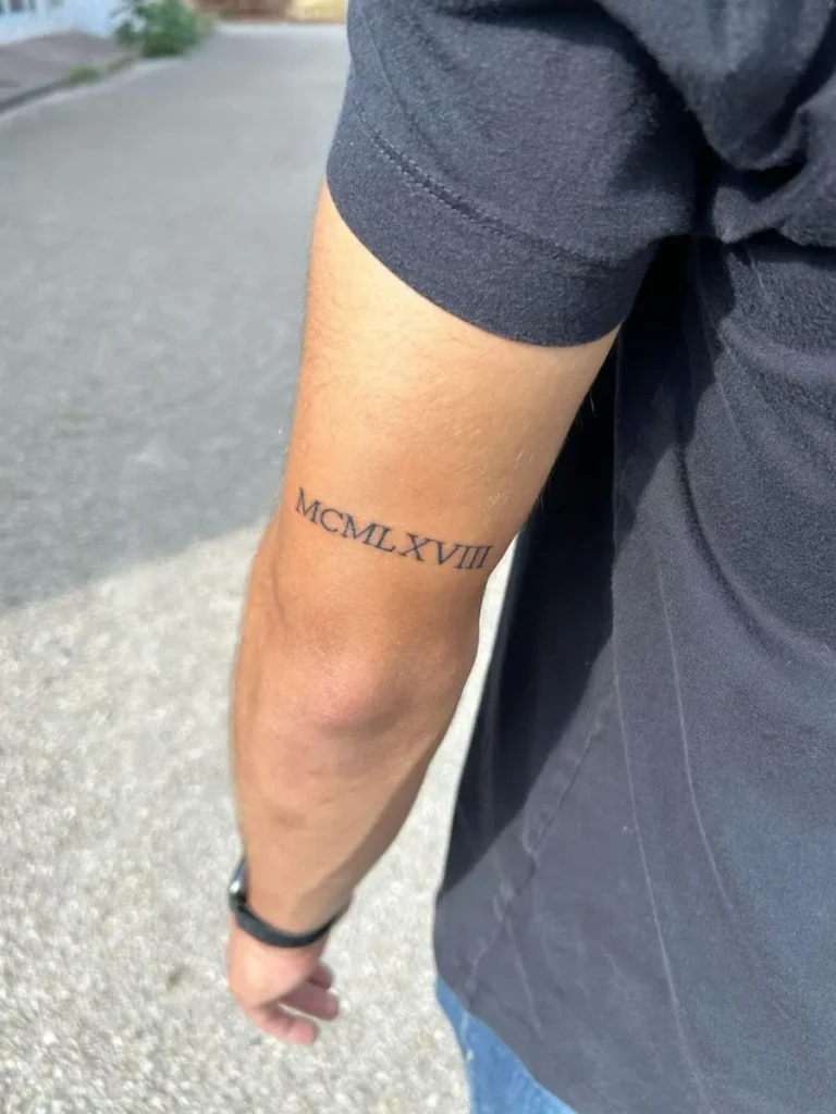 Tatouage de chiffres romains sur le coude