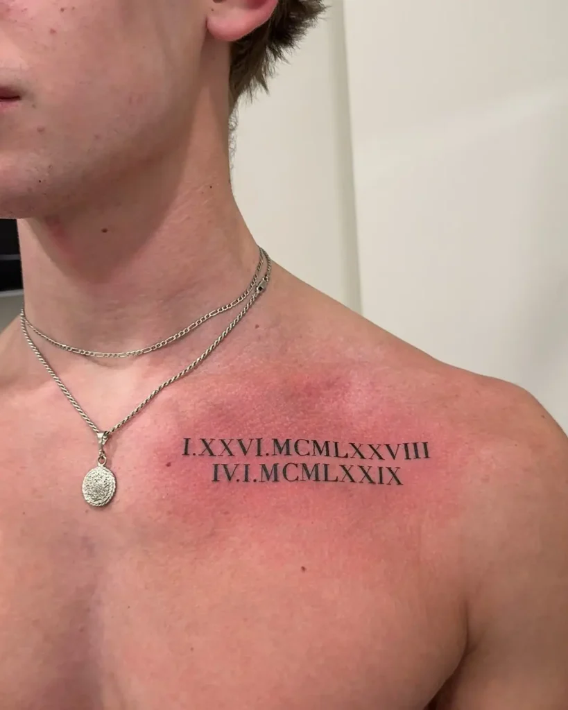 Tatouage chiffre romain sur les pectoraux homme