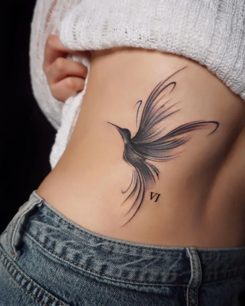 Tatouage colibri abstrait dans le dos d'une femme