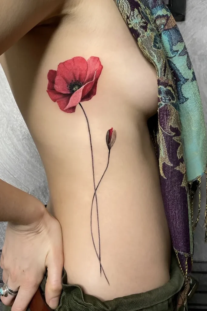 Sublime tatouage coquelicot sur les côtes d'une femme