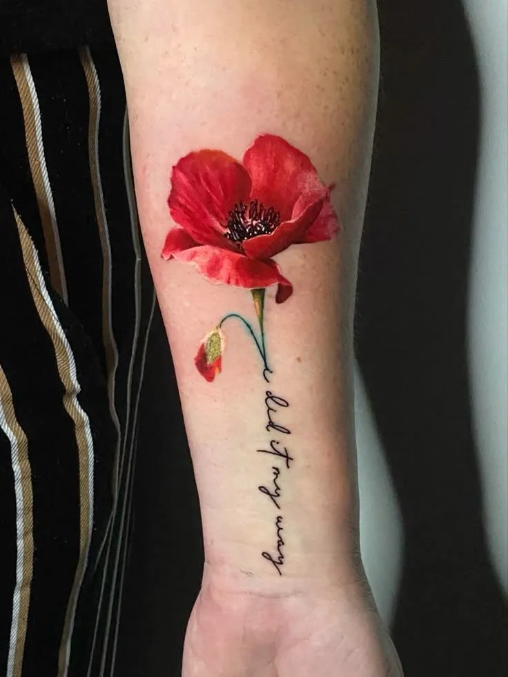 Un tatouage de coquelicot rouge avec la tige verte