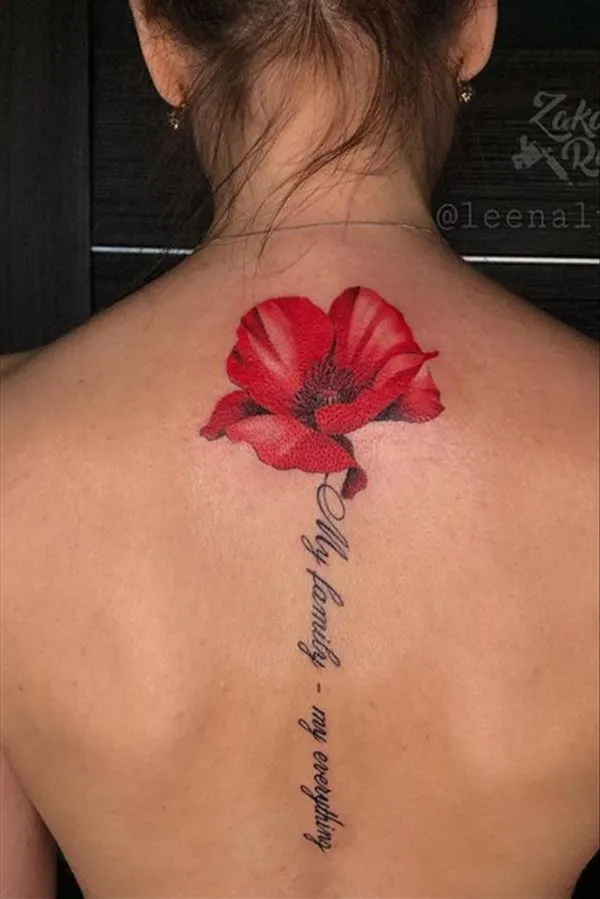 Tatouage coquelicot sur la colonne vertébrale d'une jeune femme