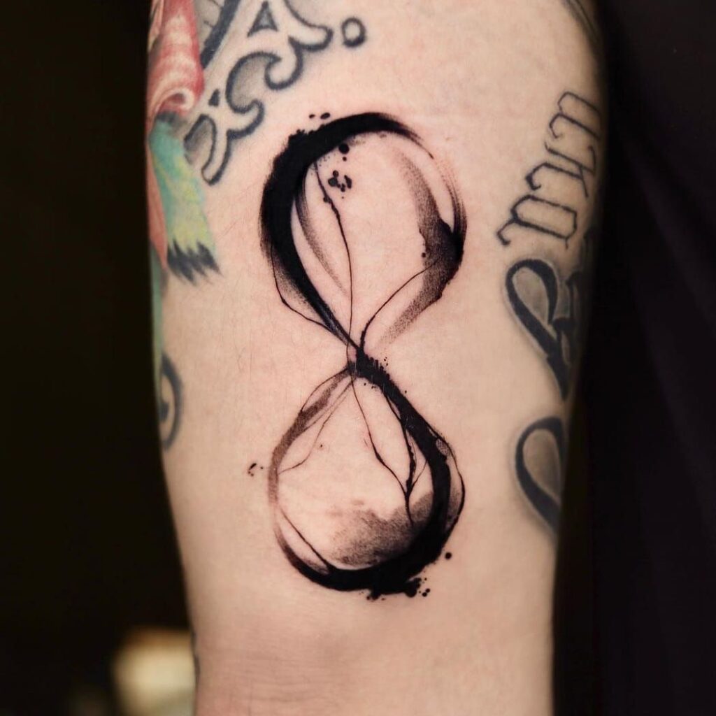 Tatouage infini sur le bras.