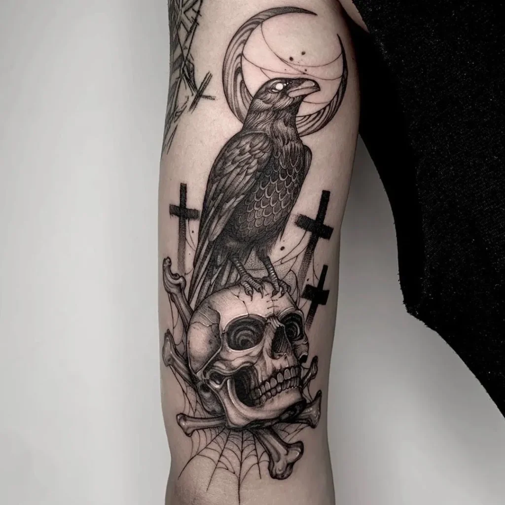 Tatouage d'un corbeau sur le bras