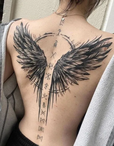 Tatouage d'ailes d'oiseau dans le dos d'une femme