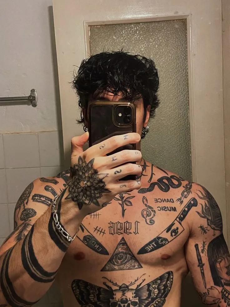 Jeune homme tatouer uniquement avec des tatouages old school sur tout le corps