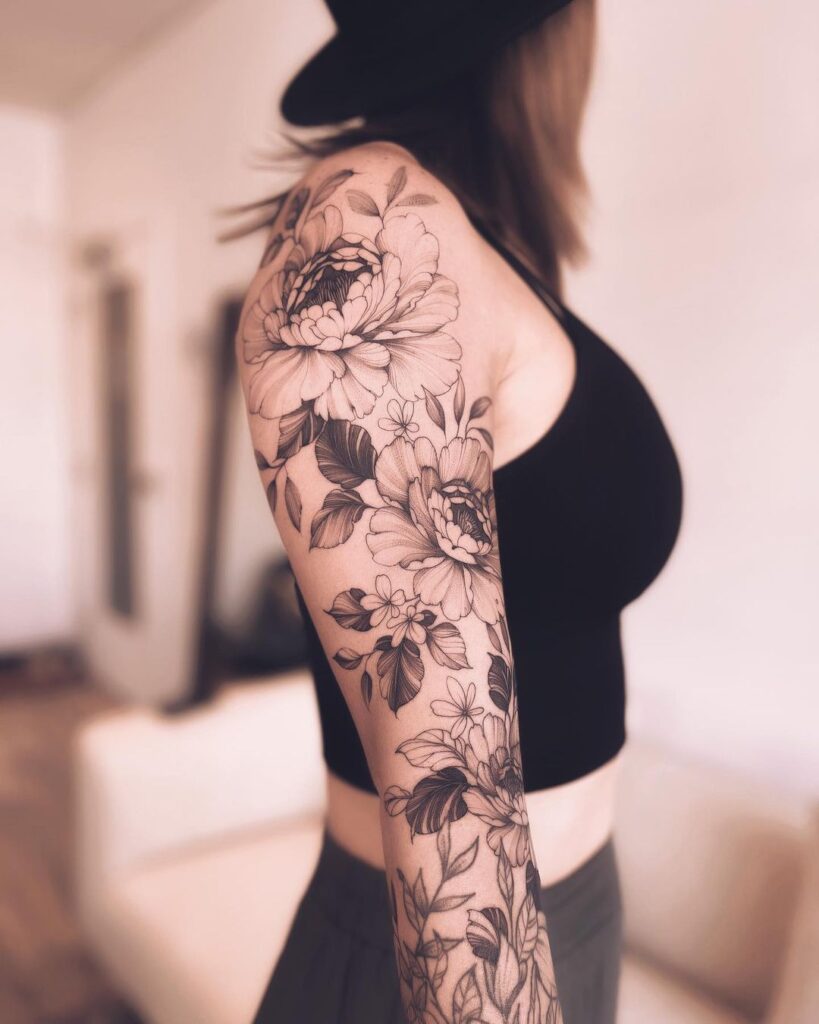 Tatouage pivoine sur le bras.