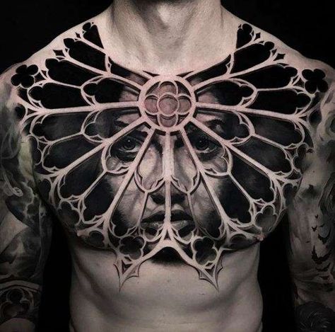 Tatouage 3d réaliste sur torse.