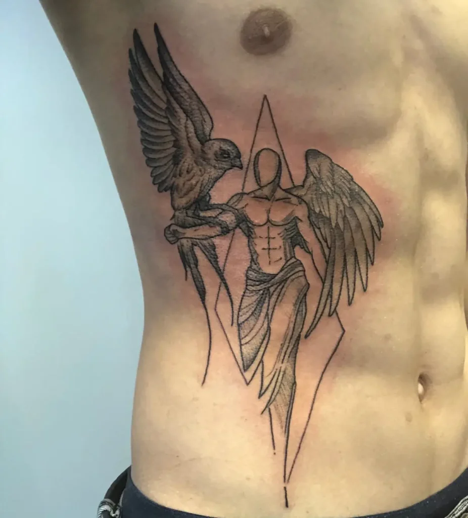 Tatouage d'un ange avec un corbeau sur le côté du ventre d'un homme