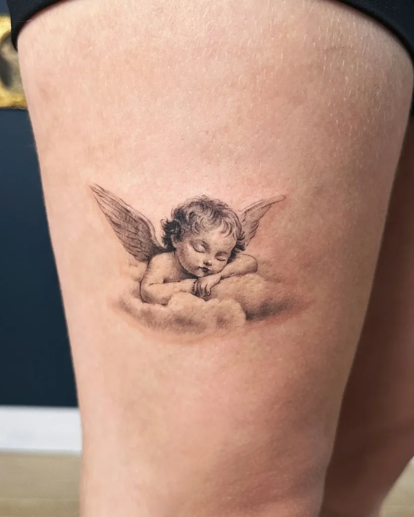 Tatouage minimaliste d'un ange endormi sur des nuages