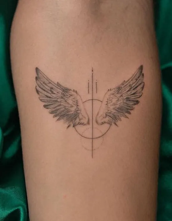 Tatouage ange minimaliste avec des ailes