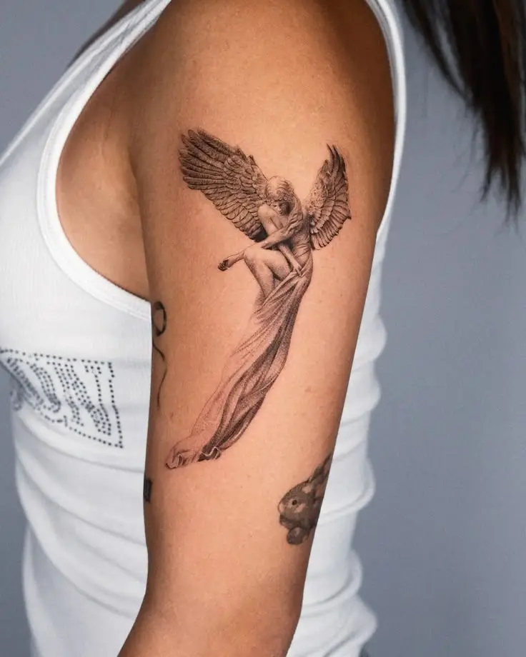 Tatouage ange sur le bras d'une femme
