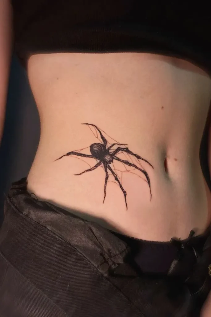 Tatouage d'une araignée pour femme sur le ventre