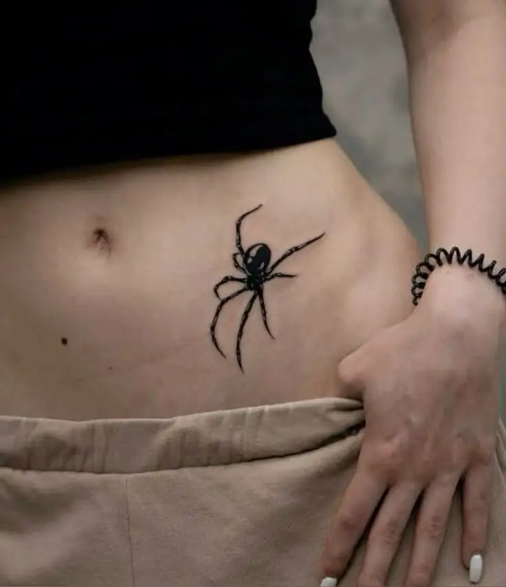 Tatouage d'une araignée sur la hanche d'une jeune femme