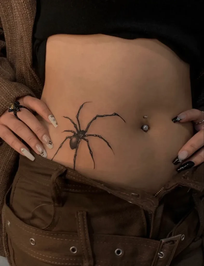 Joli tatouage pour femme d'une araignée positionnée sur la hanche