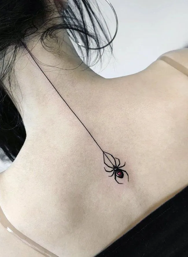 Tatouage araignée descendant sur un fil le long de la nuque d'une femme