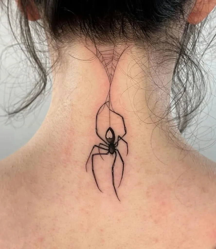 Tatouage d'une araignée accrochée à la nuque d'une femme