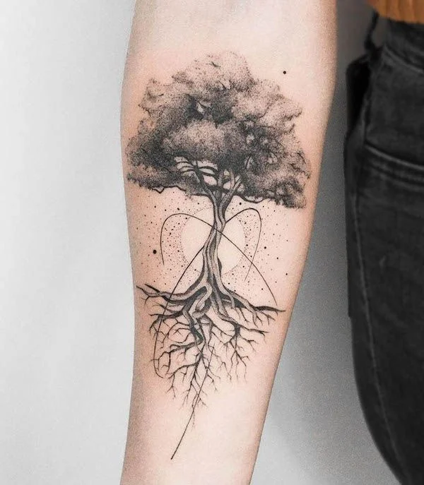 Tatouage représentant un arbre et ses racines