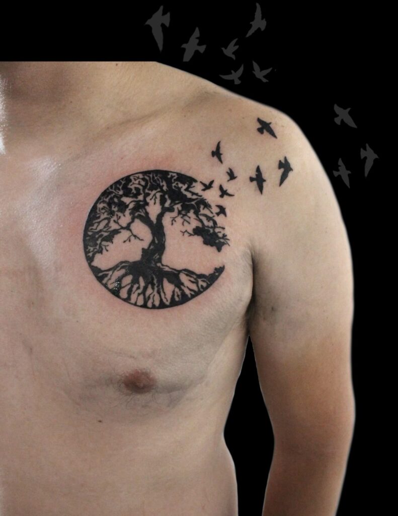 Tatouage arbre de vie torse.