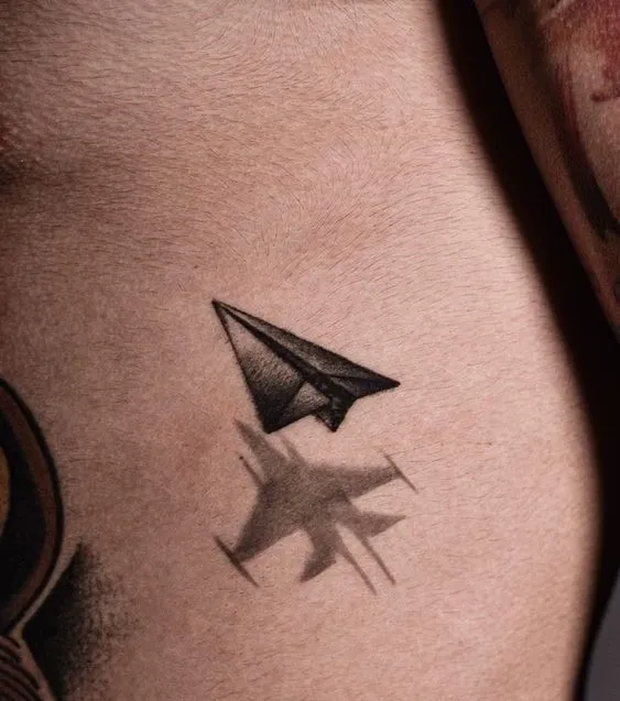 tatouage avion en papier
