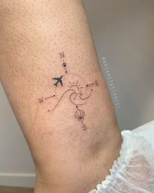 Tatouage avion minimaliste avec une boussole