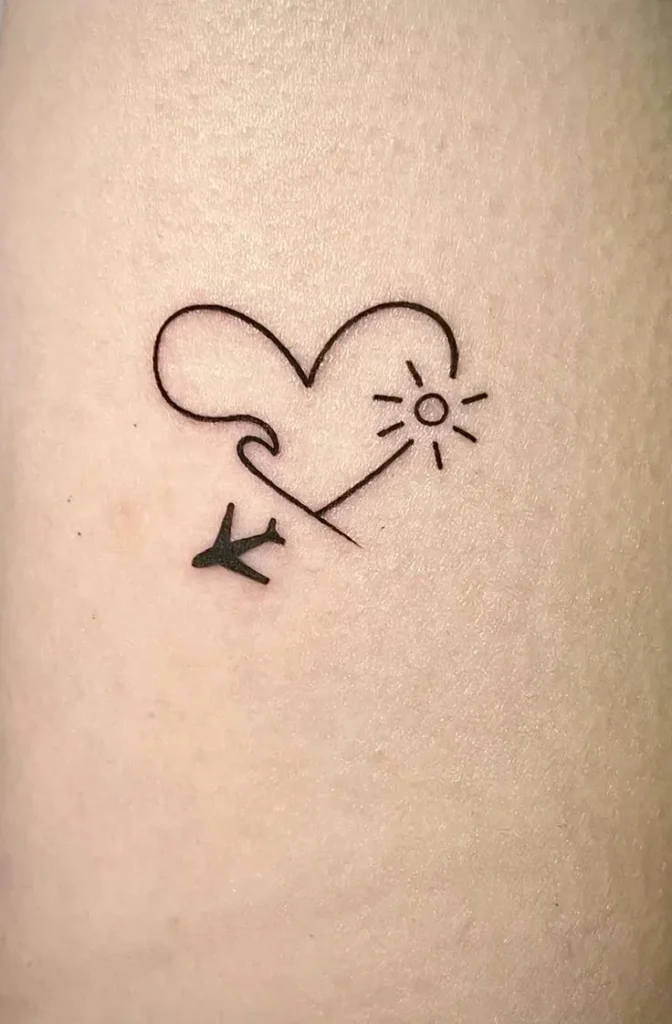 Tatouage avion minimaliste formant un cœur dans son sillage