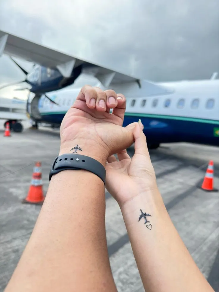 Tatouage d'avion pour couple, tatouage en commun