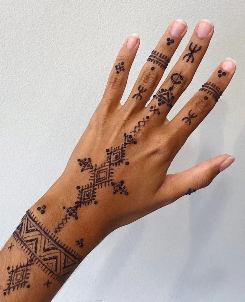 Tatouage berbère sur la main et les doigts d'une femme