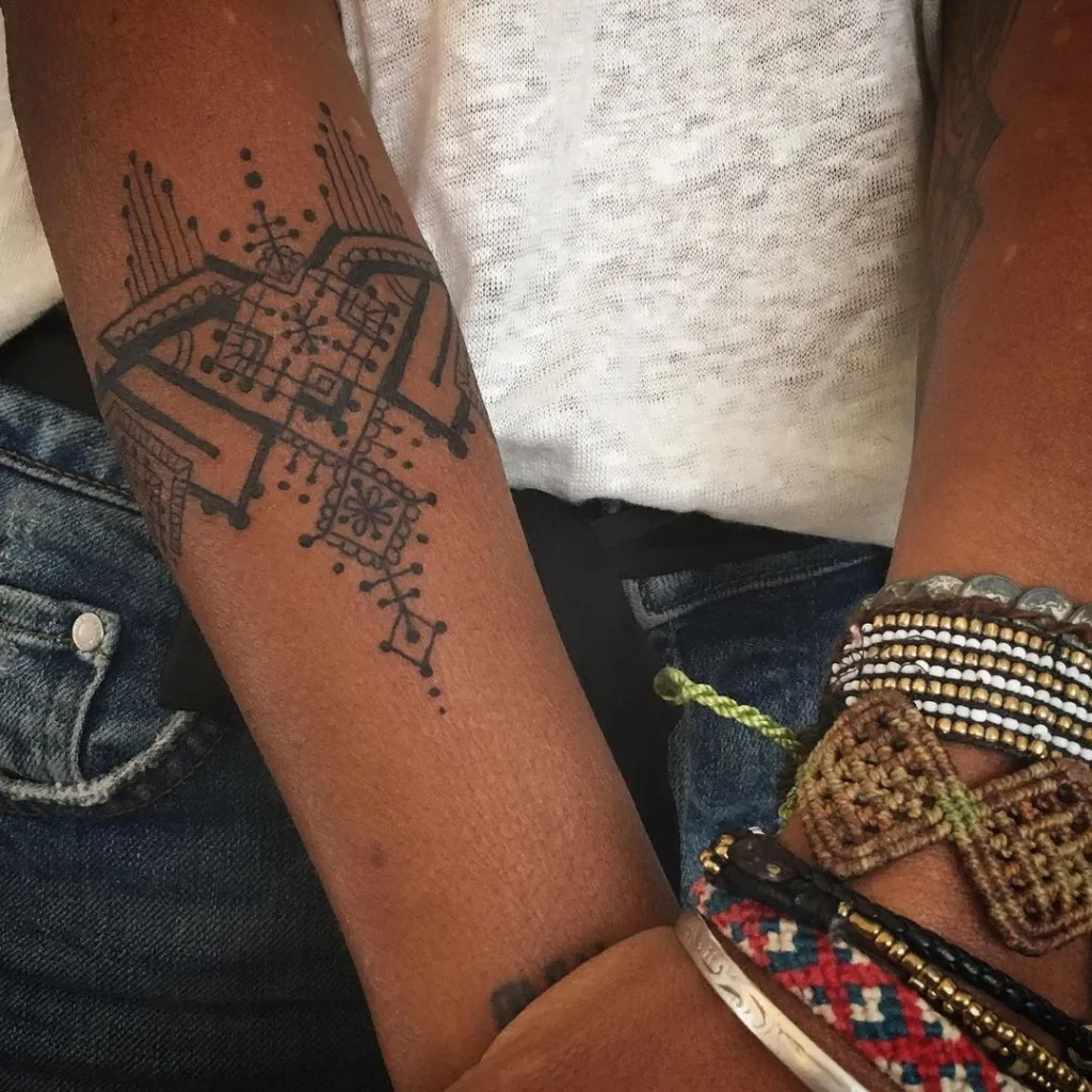 Tatouage berbère sur l'avant bras d'une femme