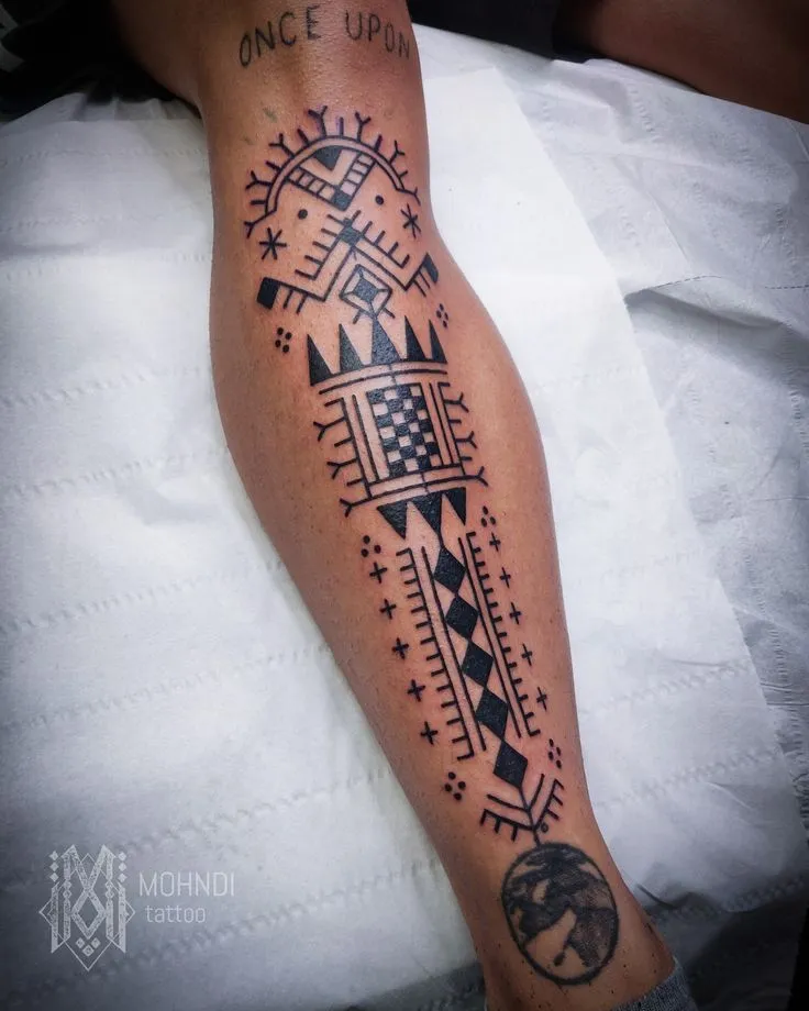 Tatouage berbère sur toute la longueur de la jambe  