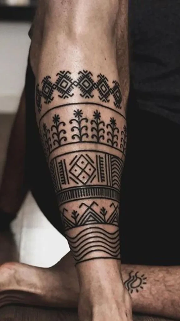 Tatouage style berbère sur le tibia d'un homme