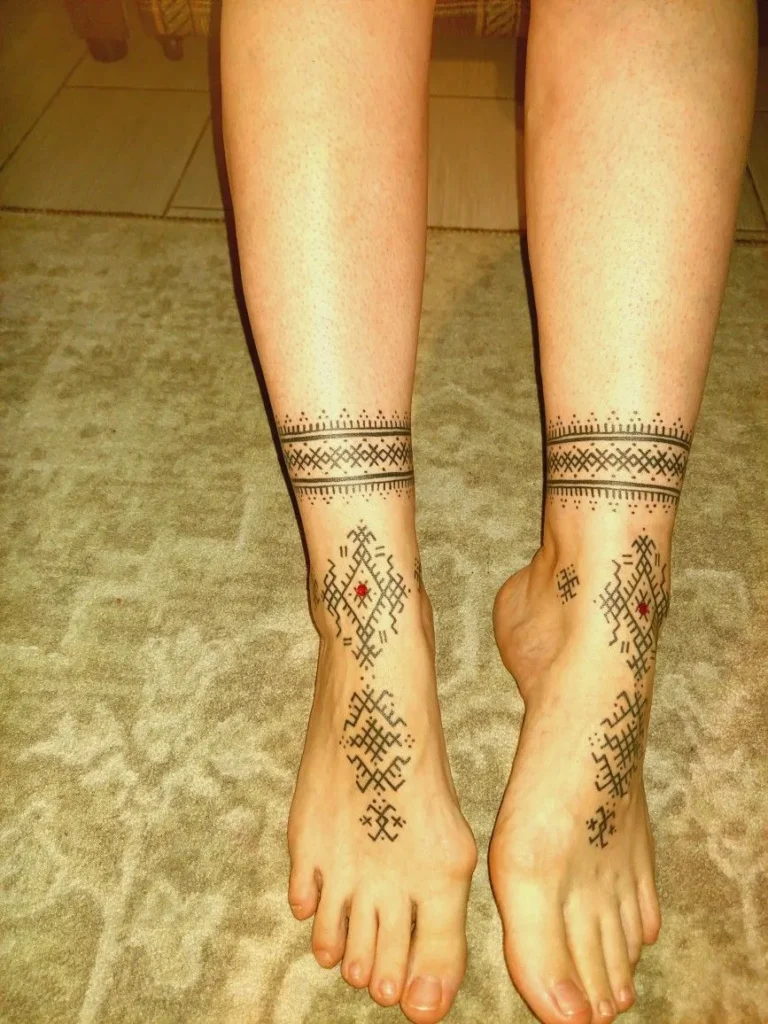 Tatouage berbère sur les deux pieds d'une femme