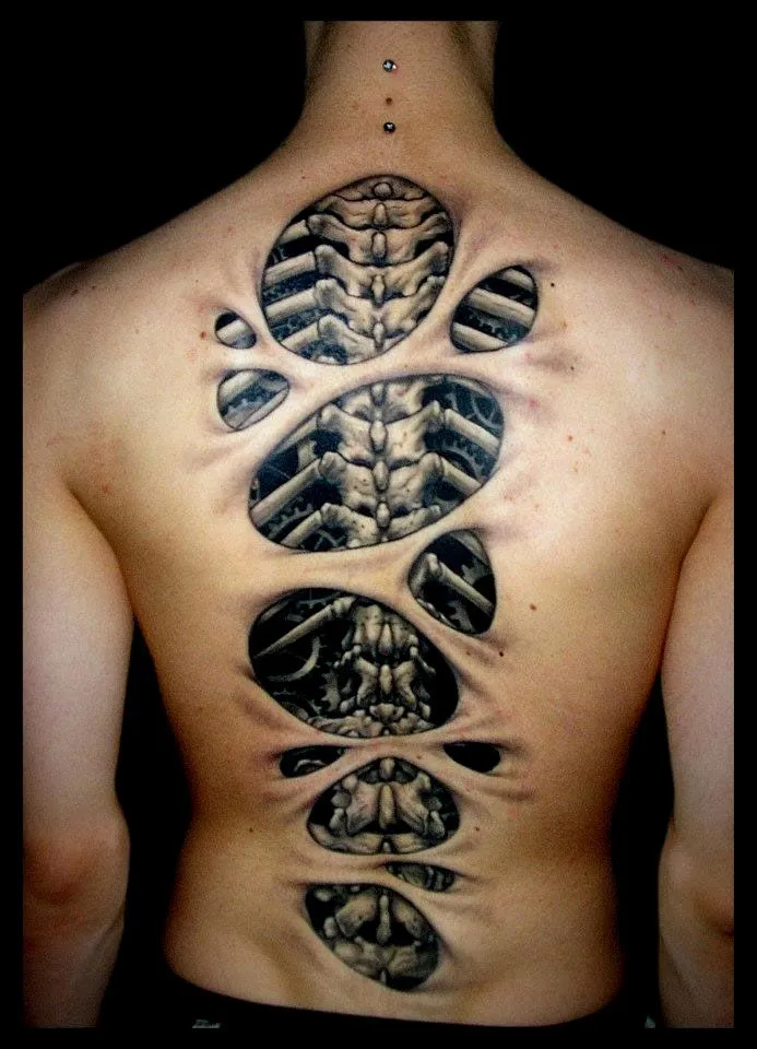 Tatouage biomécanique sur la colonne vertébrale