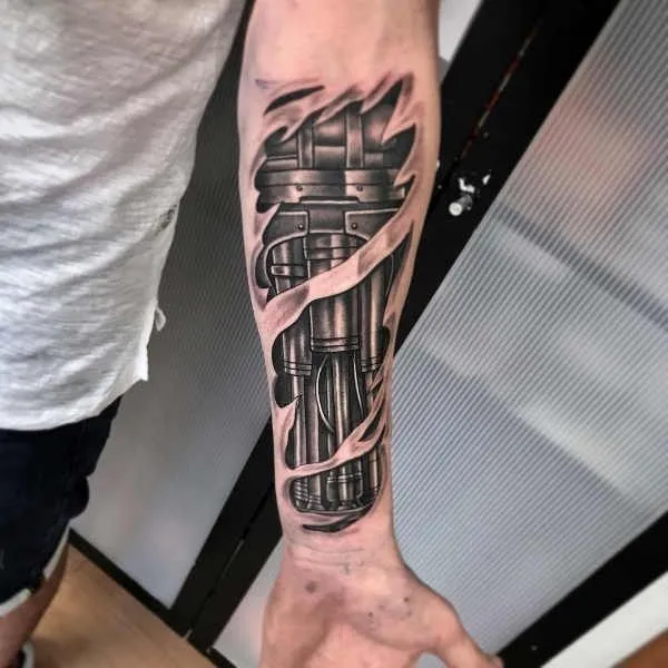 Tatouage style biomécanique à l'avant-bras homme