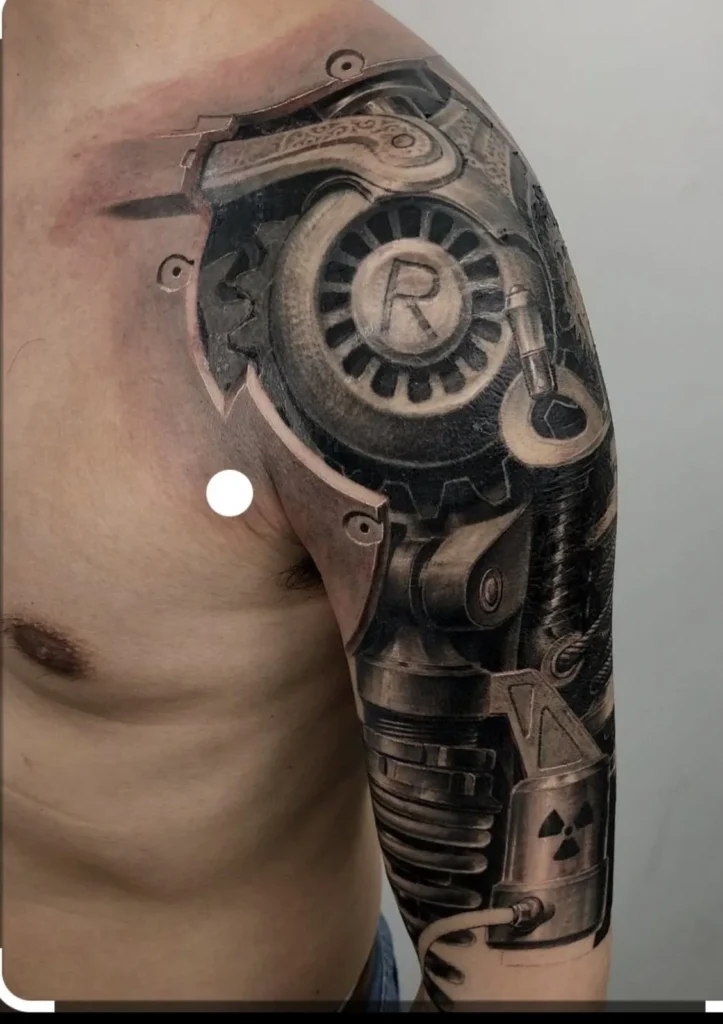 Tatouage biomécanique sur l'épaule d'un homme