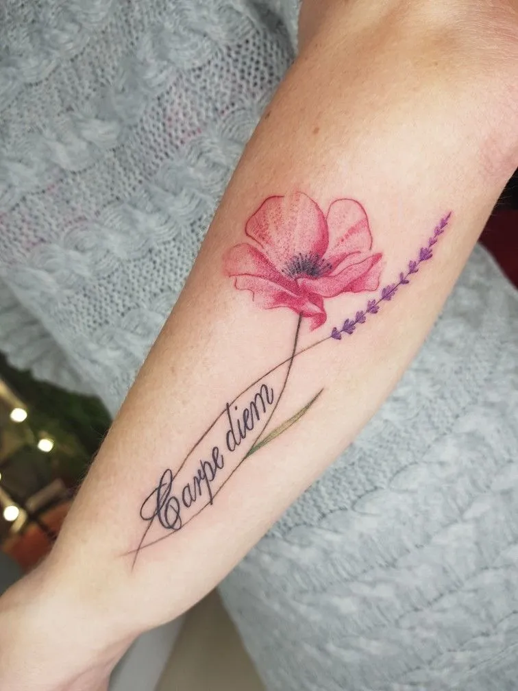 Tatouage carpe diem avec une fleur