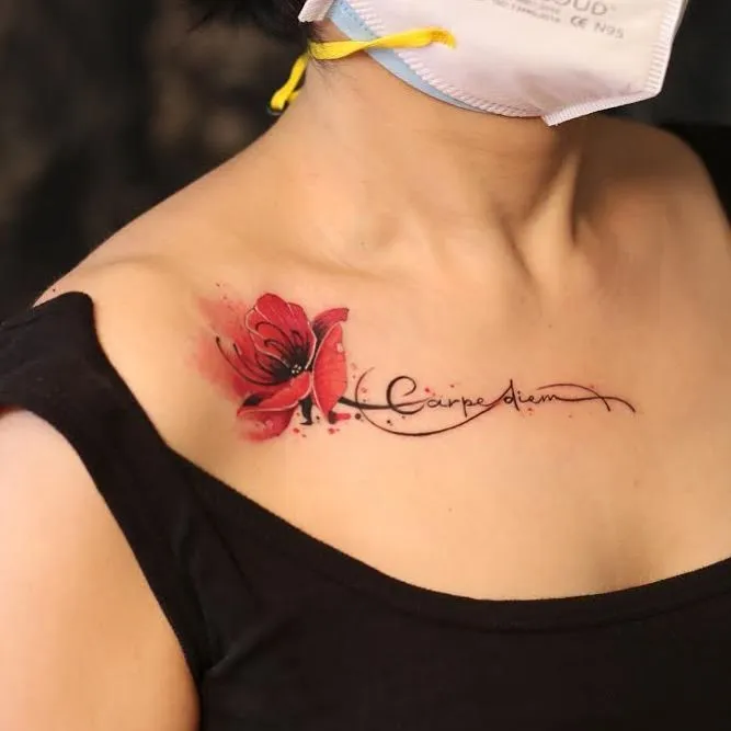 Tatouage carpe diem avec un coquelicot femme