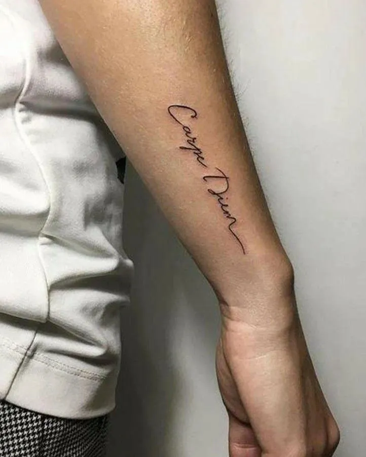 Tatouage carpe diem sur le côté du bras