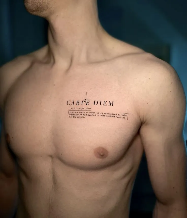 Tatouage carpe diem sur le torse d'un homme