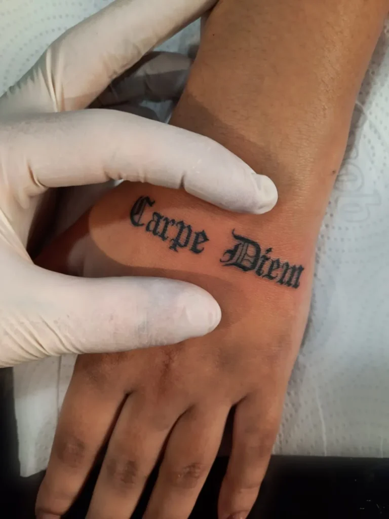Tatouage carpe diem sur la main