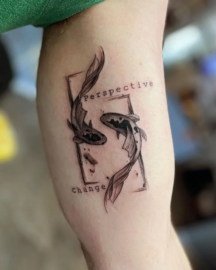 Tatouage carpe koi sur le bras d'un homme