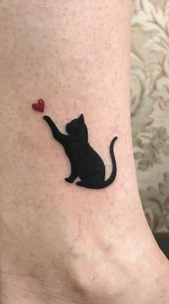 Tatouage de chat minimaliste