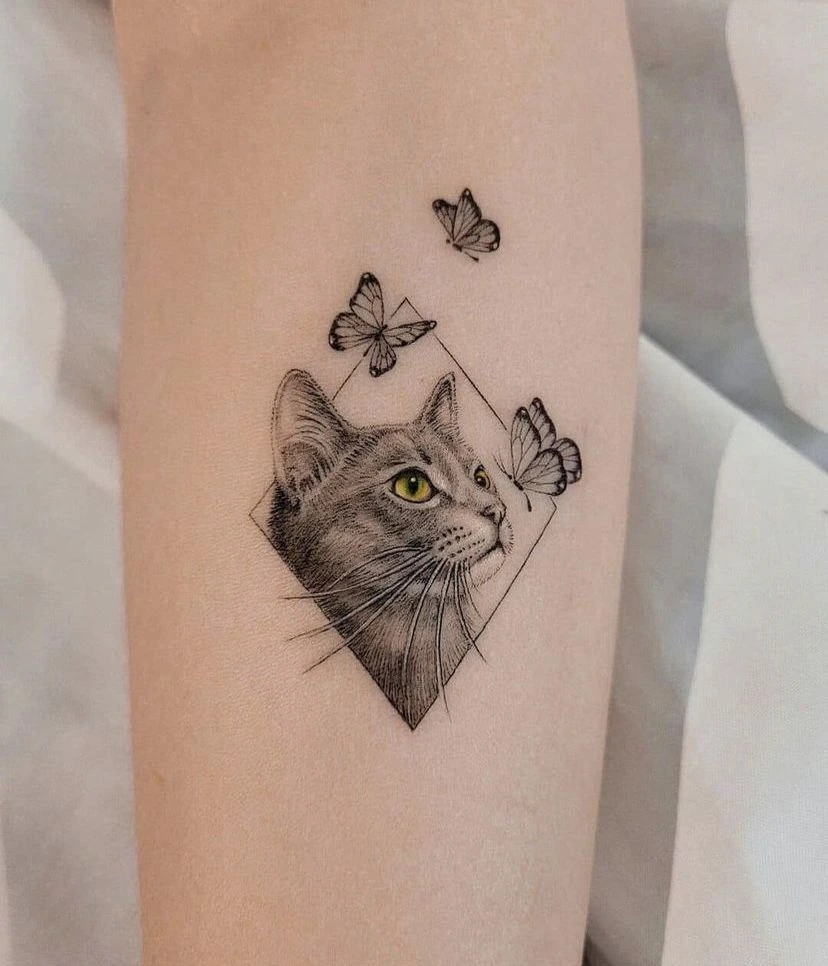 Tatouage de chat minimaliste avec des papillons
